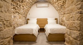 סוויטת "תרפ"ט 12" – בית אבן עתיק עם פטיו פרטי